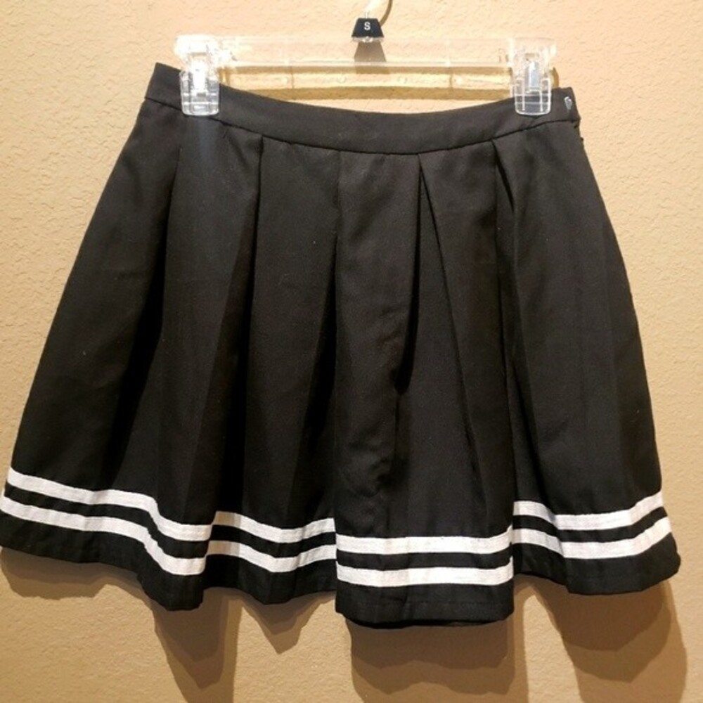 Hot Topic Black and White Pleated Skirt Size S